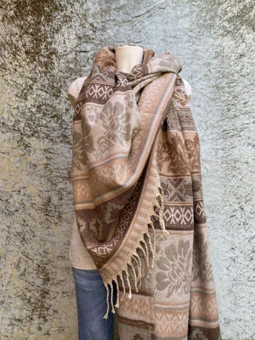 Sjaals uit India in prachtige kleurstellingen. Aan twee kanten draagbaar. Groot en warm, ook geschikt als omslagdoek of dekentje op de bank.