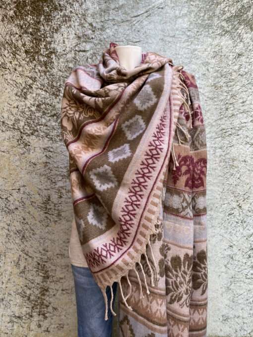 Sjaals uit India in prachtige kleurstellingen. Aan twee kanten draagbaar. Groot en warm, ook geschikt als omslagdoeken of dekentje op de bank.