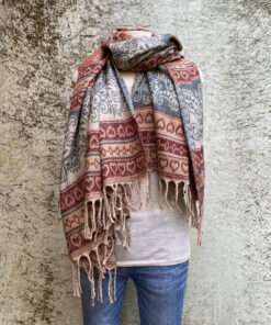 Sjaals met motieven in prachtige kleurstellingen. Aan twee kanten draagbaar. Groot en warm, ook geschikt als omslagdoek of dekentje.