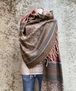 Geweven sjaals in prachtige kleurstellingen. Aan twee kanten draagbaar. Groot en warm, ook geschikt als omslagdoek of dekentje.