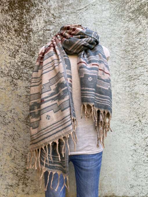 Sjaals van wol in prachtige kleurstellingen. Aan twee kanten draagbaar. Groot en warm, ook geschikt als omslagdoek of dekentje.