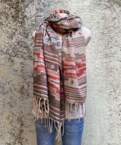 Sjaals van polyester in prachtige kleurstellingen. Aan twee kanten draagbaar. Groot en warm, ook geschikt als omslagdoek of dekentje.