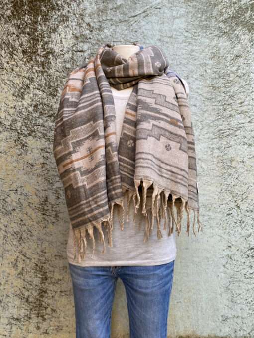 Wollen dames sjaals in prachtige kleurstellingen. Aan twee kanten draagbaar. Groot en warm, ook geschikt als omslagdoek of dekentje.
