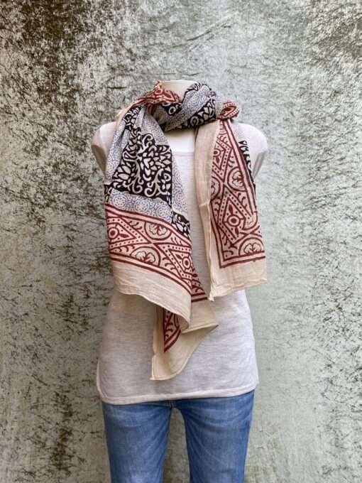 Handgemaakte blokdruk sjaal uit India, geprint volgens de blockprint methode. Elk motief wordt met houten stempels handmatig gestempeld