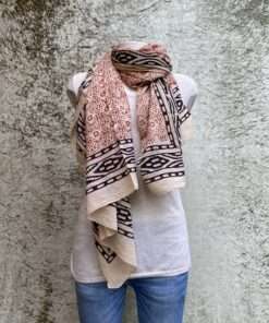 Handgemaakte blokdruk sjaal uit India, geprint volgens de blockprint methode. Elk motief wordt met houten stempels handmatig gestempeld