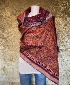andgemaakte sjaal/omslagdoek met kantha techniek, een uniek handwerk-proces uit India waarbij de hele stof doorgeregen wordt met de hand.