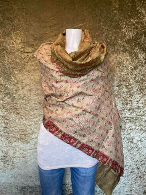 andgemaakte sjaal/omslagdoek met kantha techniek, een uniek handwerk-proces uit India waarbij de hele stof doorgeregen wordt met de hand.