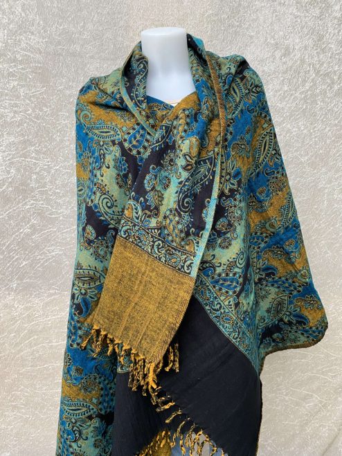 Heerlijk warme en grote wintersjaal, ook heerlijk op de bank!