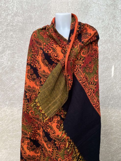 Heerlijk warme en grote wintersjaal, ook heerlijk op de bank!