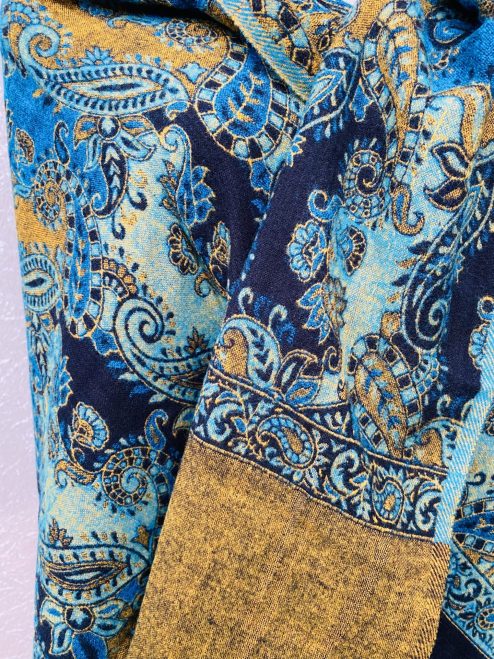 Heerlijk warme en grote wintersjaal, ook heerlijk op de bank!