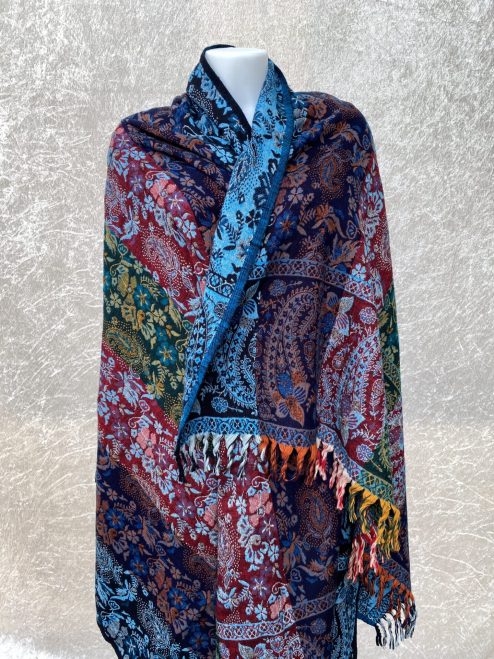 Heerlijk warme en grote wintersjaal, ook heerlijk op de bank!