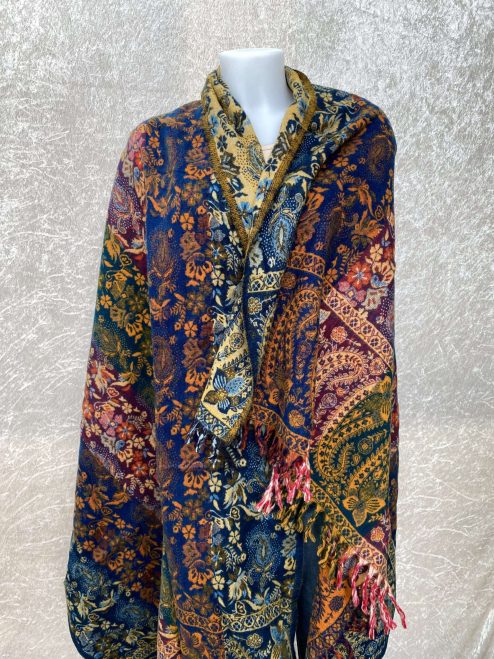 Heerlijk warme en grote wintersjaal, ook heerlijk op de bank!