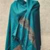 Prachtig noord-indiaas; origineel kullu patroon, grote sjaal in bijzondere kleuren. Als omslagdoek, sjaal of op de bank.
