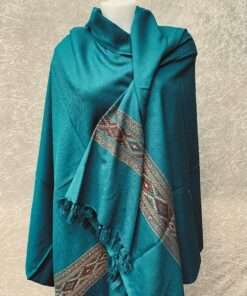 Prachtig noord-indiaas; origineel kullu patroon, grote sjaal in bijzondere kleuren. Als omslagdoek, sjaal of op de bank.