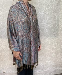Geweven paisley sjaal uit India van zachte kwaliteit viscose, valt mooi soepel en kan ook gedragen worden als omslagdoek.