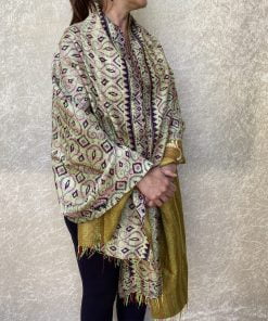 Handgemaakte sjaal/omslagdoek met kantha techniek, een uniek handwerk-proces uit India waarbij de stof doorgeregen wordt . Gemaakt van twee tweedehands sari's die op elkaar genaaid worden met de hand.