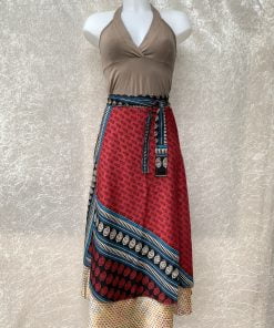 Sari wikkelrok gemaakt van tweedehands sari materialen. Elke rok is uniek en one size fits all!