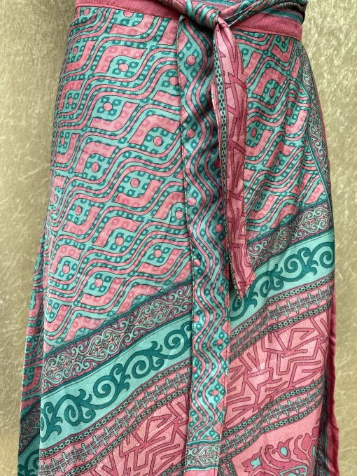 Sari wikkelrok gemaakt van tweedehands sari materialen. Elke rok is uniek en one size fits all!