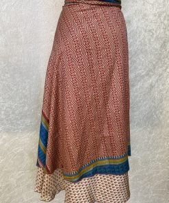 Wikkelrokken gemaakt van tweedehands sari's uit India. De rokken zijn dubbelzijdig, dus aan twee kanten te dragen, en passen alle maten van XXS tot en met XXL