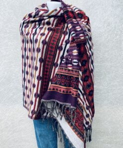 Grote superwarme wintersjaal uit India, die Tibet sjaal wordt genoemd. Onterecht overal te koop als yakwol, wat helaas een fabel is. Als sjaal, stola of dekentje op de bank