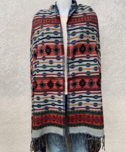 Grote superwarme wintersjaal uit India, die Tibet sjaal wordt genoemd. Onterecht overal te koop als yakwol, wat helaas een fabel is. Heerlijk als sjaal, stola of dekentje op de bank.