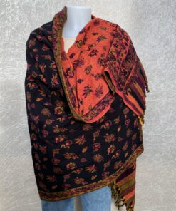 Grote superwarme wintersjaal uit India, die Tibet sjaal wordt genoemd. Onterecht overal te koop als yakwol, wat helaas een fabel is. Als sjaal, stola of dekentje op de bank