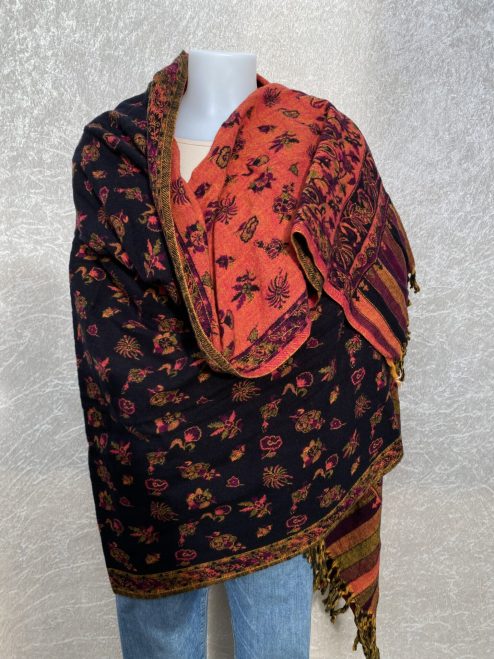 Grote superwarme wintersjaal uit India, die Tibet sjaal wordt genoemd. Onterecht overal te koop als yakwol, wat helaas een fabel is. Als sjaal, stola of dekentje op de bank