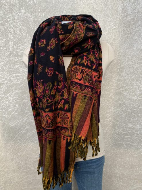 Grote superwarme wintersjaal uit India, die Tibet sjaal wordt genoemd. Onterecht overal te koop als yakwol, wat helaas een fabel is. Als sjaal, stola of dekentje op de bank