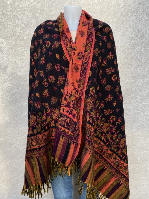 Grote superwarme wintersjaal uit India, die Tibet sjaal wordt genoemd. Onterecht overal te koop als yakwol, wat helaas een fabel is. Als sjaal, stola of dekentje op de bank