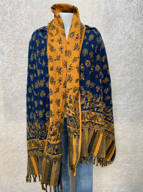 Grote superwarme wintersjaal uit India, die Tibet sjaal wordt genoemd. Onterecht overal te koop als yakwol, wat helaas een fabel is. Als sjaal, stola of dekentje op de bank