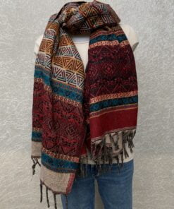 Supergrote warme sjaal uit India, 80% acryl, 20% wol. Prachtige patronen en kleuren. Als sjaal, stola of dekentje op de bank of mee naar waar je ook gaat of staat.