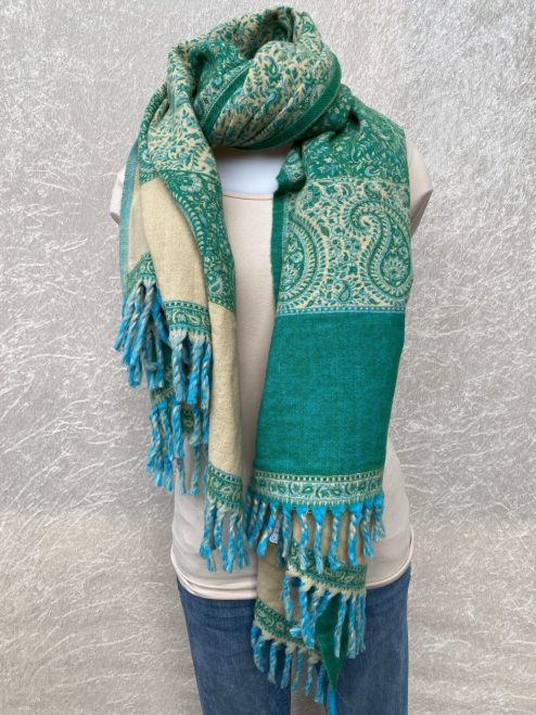 Grote superwarme wintersjaal uit India, die Tibet sjaal wordt genoemd. Onterecht overal te koop als yakwol, wat helaas een fabel is. Maar dit is wel de lekkerste en warmste sjaal die je ooit zult hebben! Als sjaal, stola of dekentje op de bank