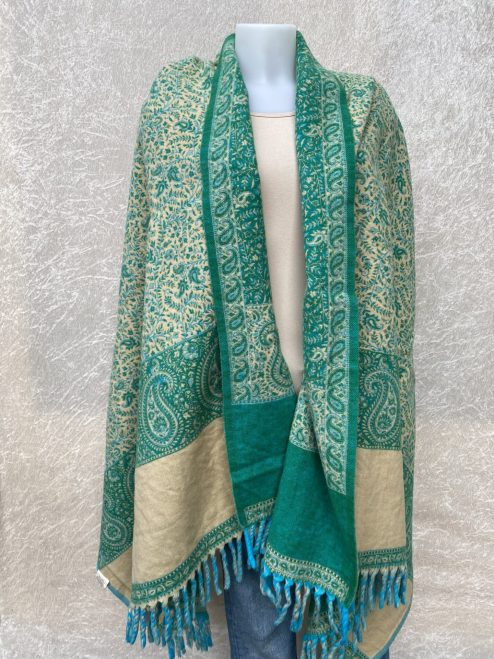 Grote superwarme wintersjaal uit India, die Tibet sjaal wordt genoemd. Onterecht overal te koop als yakwol, wat helaas een fabel is. Maar dit is wel de lekkerste en warmste sjaal die je ooit zult hebben! Als sjaal, stola of dekentje op de bank