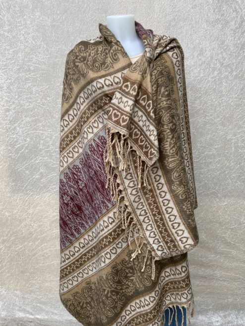 Grote superwarme wintersjaal uit India, die Tibet sjaal wordt genoemd. Onterecht overal te koop als yakwol, wat helaas een fabel is. Maar dit is wel de lekkerste en warmste sjaal die je ooit zult hebben! Als sjaal, stola of dekentje op de bank