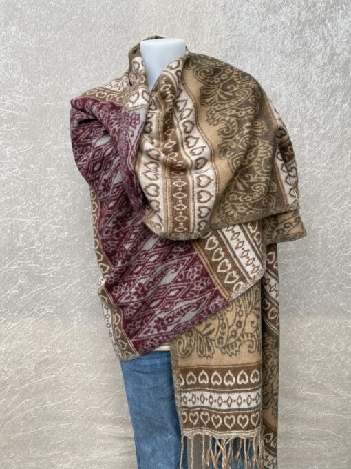 Grote superwarme wintersjaal uit India, die Tibet sjaal wordt genoemd. Onterecht overal te koop als yakwol, wat helaas een fabel is. Maar dit is wel de lekkerste en warmste sjaal die je ooit zult hebben! Als sjaal, stola of dekentje op de bank