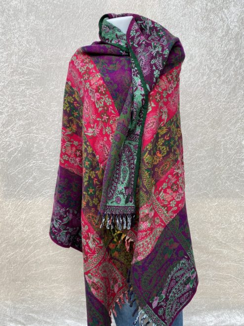 Grote superwarme wintersjaal uit India, die Tibet sjaal wordt genoemd. Onterecht overal te koop als yakwol, wat helaas een fabel is. Maar dit is wel de lekkerste en warmste sjaal die je ooit zult hebben! Als sjaal, stola of dekentje op de bank