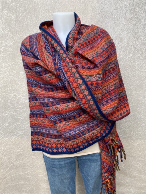 Grote superwarme wintersjaal uit India, die Tibet sjaal wordt genoemd. Dit is de lekkerste en warmste sjaal die je ooit zult hebben! Als sjaal, stola of dekentje op de bank.