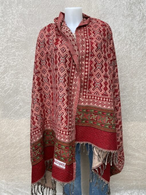 Supergrote warme sjaal uit India, 80% acryl, 20% wol. Prachtige patronen en kleuren. Als sjaal, stola of dekentje op de bank of mee naar waar je ook gaat of staat.
