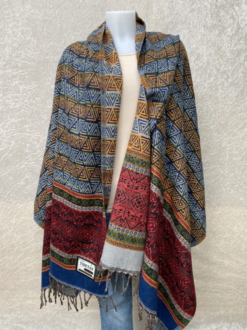 Grote superwarme wintersjaal uit India, die Tibet sjaal wordt genoemd. Onterecht overal te koop als yakwol, wat helaas een fabel is. Maar dit is wel de lekkerste en warmste sjaal die je ooit zult hebben! Als sjaal, stola of dekentje op de bank