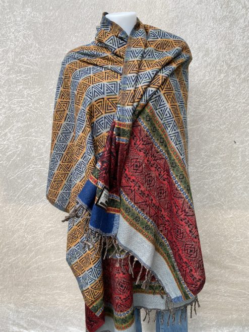 Grote superwarme wintersjaal uit India, die Tibet sjaal wordt genoemd. Onterecht overal te koop als yakwol, wat helaas een fabel is. Maar dit is wel de lekkerste en warmste sjaal die je ooit zult hebben! Als sjaal, stola of dekentje op de bank