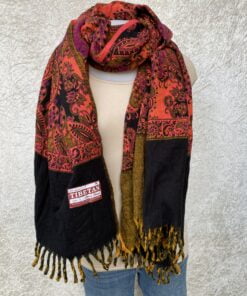 Grote superwarme wintersjaal uit India, die Tibet sjaal wordt genoemd. Dit is de lekkerste en warmste sjaal die je ooit zult hebben! Als sjaal, stola of dekentje op de bank