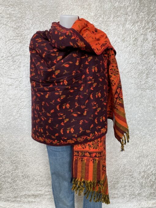 Grote superwarme wintersjaal uit India, die Tibet sjaal wordt genoemd. Dit is de lekkerste en warmste sjaal die je ooit zult hebben! Als sjaal, stola of dekentje op de bank