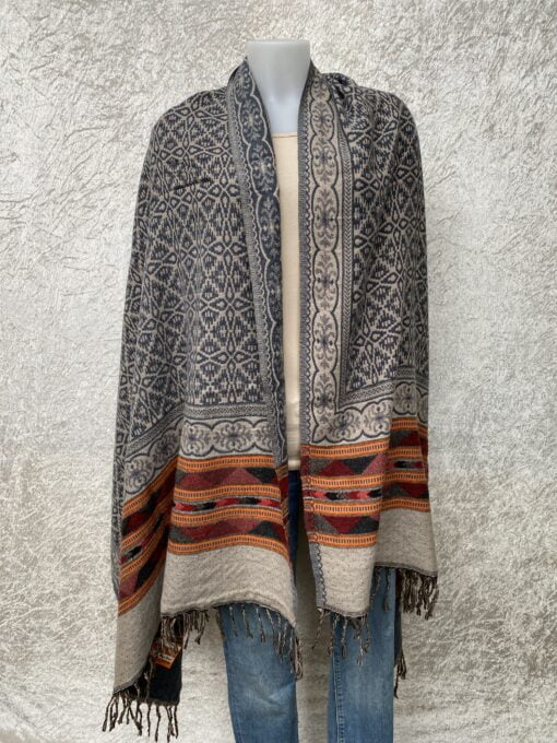 Sjaal uit India, daar noemen ze dit een Tibet sjaal; supergroot, warm, niet kriebelend. De sjaal is gemaakt van acryl en schapenwol, en kan ook gebruikt worden als dekentje op de bank of als omslagdoek. We reizen naar India importeren zelf, dus je hebt hiermee een zeer unieke sjaal!