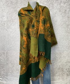Sjaal uit India, daar noemen ze dit een Tibet sjaal; supergroot, warm, niet kriebelend. De sjaal is gemaakt van acryl en schapenwol, en kan ook gebruikt worden als dekentje op de bank of als omslagdoek. We reizen naar India importeren zelf, dus je hebt hiermee een zeer unieke sjaal!