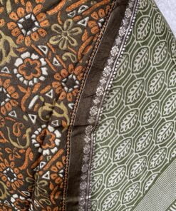 Wikkelrok passend van maat XS tot en met XXL. Gemaakt van twee vintage sari's uit India. De rok valt tot ruim over de knie. De rok is aan twee zijden draagbaar, ofwel reversible. Voor en achterkant verschillen volledig van elkaar. Superleuk en sustainable item voor in je garderobe, en ook heerlijk voor mee op reis-want je hebt een 2 in 1 rok!