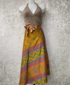 Wikkelrok passend van maat XS tot en met XXL. Gemaakt van twee vintage sari's uit India. De rok valt tot ruim over de knie. De rok is aan twee zijden draagbaar, ofwel reversible. Voor en achterkant verschillen volledig van elkaar. Superleuk en sustainable item voor in je garderobe, en ook heerlijk voor mee op reis-want je hebt een 2 in 1 rok!