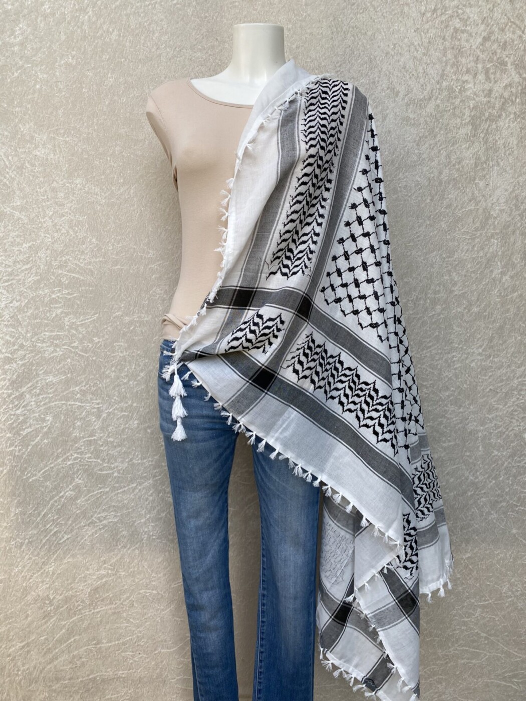 Palestinasjaal, arafatsjaal, kuffiyeh, kufiyeh, palestijnse sjaal, palestina sjaal, deze sjaal heeft vele namen. Bij ons steun je een goed doel door hem te kopen. Wij doneren 50% van onze winst aan de stichting Plant een Olijfboom. Help je mee de mensen in Gaza en in heel Palestina te helpen?