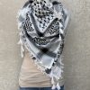 Palestinasjaal, arafatsjaal, kuffiyeh, kufiyeh, palestijnse sjaal, palestina sjaal, deze sjaal heeft vele namen. Bij ons steun je een goed doel door hem te kopen. Wij doneren 50% van onze winst aan de stichting Plant een Olijfboom. Help je mee de mensen in Gaza en in heel Palestina te helpen?