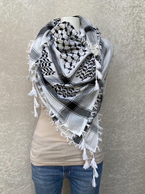 Palestinasjaal, arafatsjaal, kuffiyeh, kufiyeh, palestijnse sjaal, palestina sjaal, deze sjaal heeft vele namen. Bij ons steun je een goed doel door hem te kopen. Wij doneren 50% van onze winst aan de stichting Plant een Olijfboom. Help je mee de mensen in Gaza en in heel Palestina te helpen?