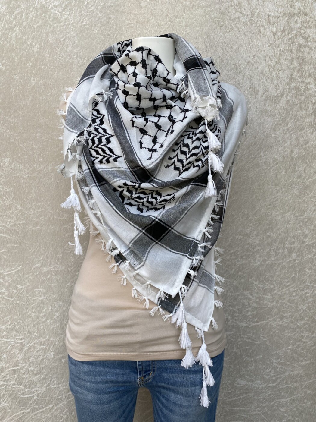 Palestinasjaal, arafatsjaal, kuffiyeh, kufiyeh, palestijnse sjaal, palestina sjaal, deze sjaal heeft vele namen. Bij ons steun je een goed doel door hem te kopen. Wij doneren 50% van onze winst aan de stichting Plant een Olijfboom. Help je mee de mensen in Gaza en in heel Palestina te helpen?